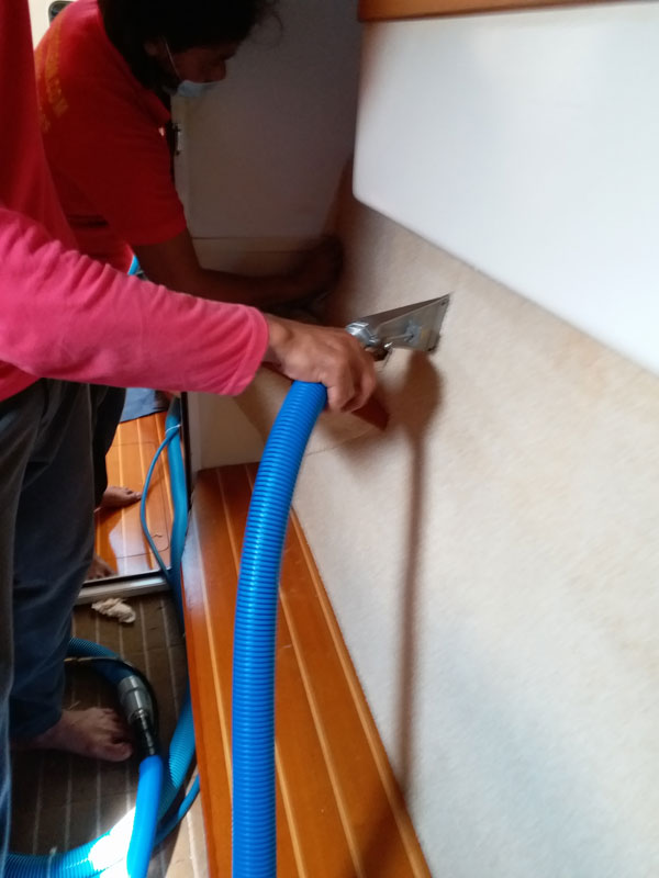 Wall cleaning in the boat